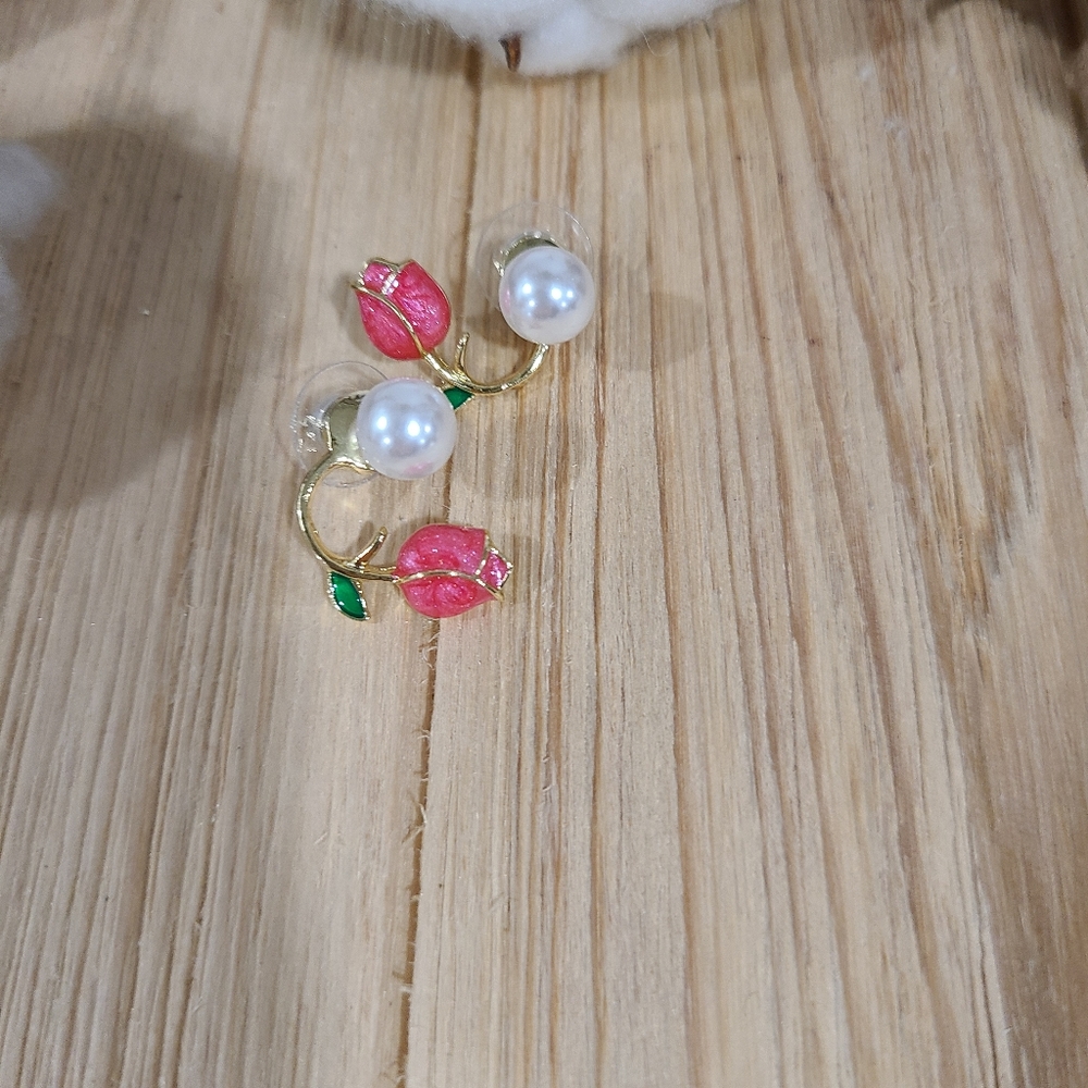 🌷⚘️NEW🌷⚘️BEAUTIFUL!! Tulip and Faux Pearl Earrings in GOLD 🌷⚘️ - Picture 10 of 16